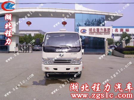 东风劲卡扫路车在湖北程力集团厂门口整装待发