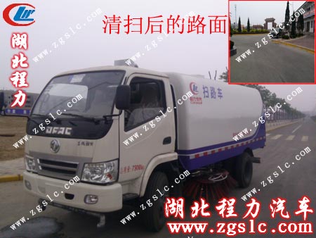 司机师傅指导收车人员操作东风劲卡扫路车扫了一段路程