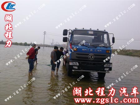 客户一边抽水，一边验车