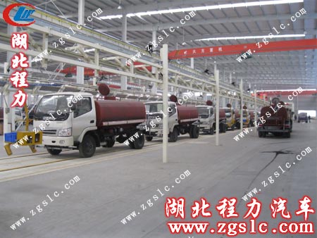 全新的灑水車流水線生產(chǎn)車間