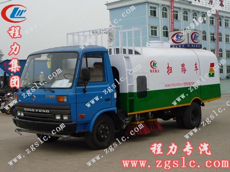 多利卡扫路洒水两用车