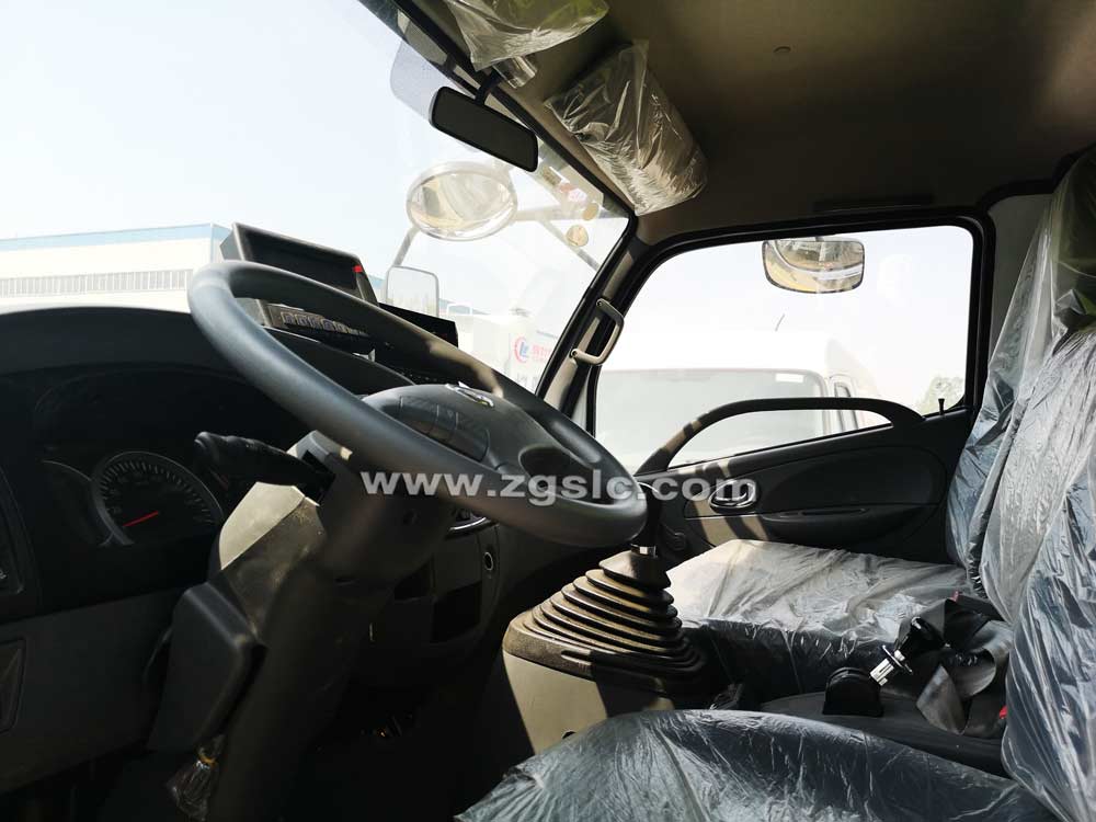 东风大多利卡吸尘车(国五)