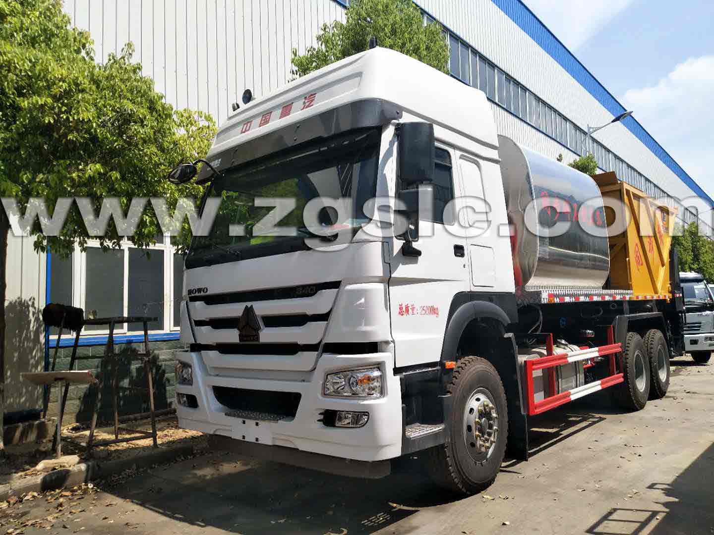 重汽豪沃后双桥碎石封层车(国五)