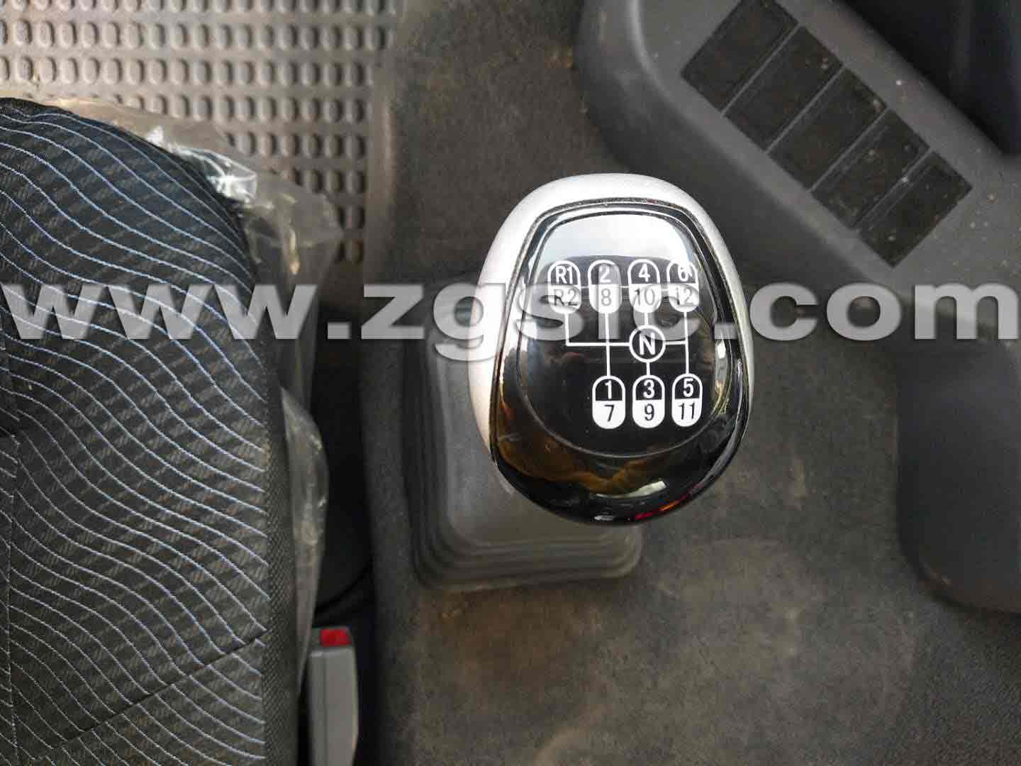 重汽豪沃后双桥碎石封层车(国五)